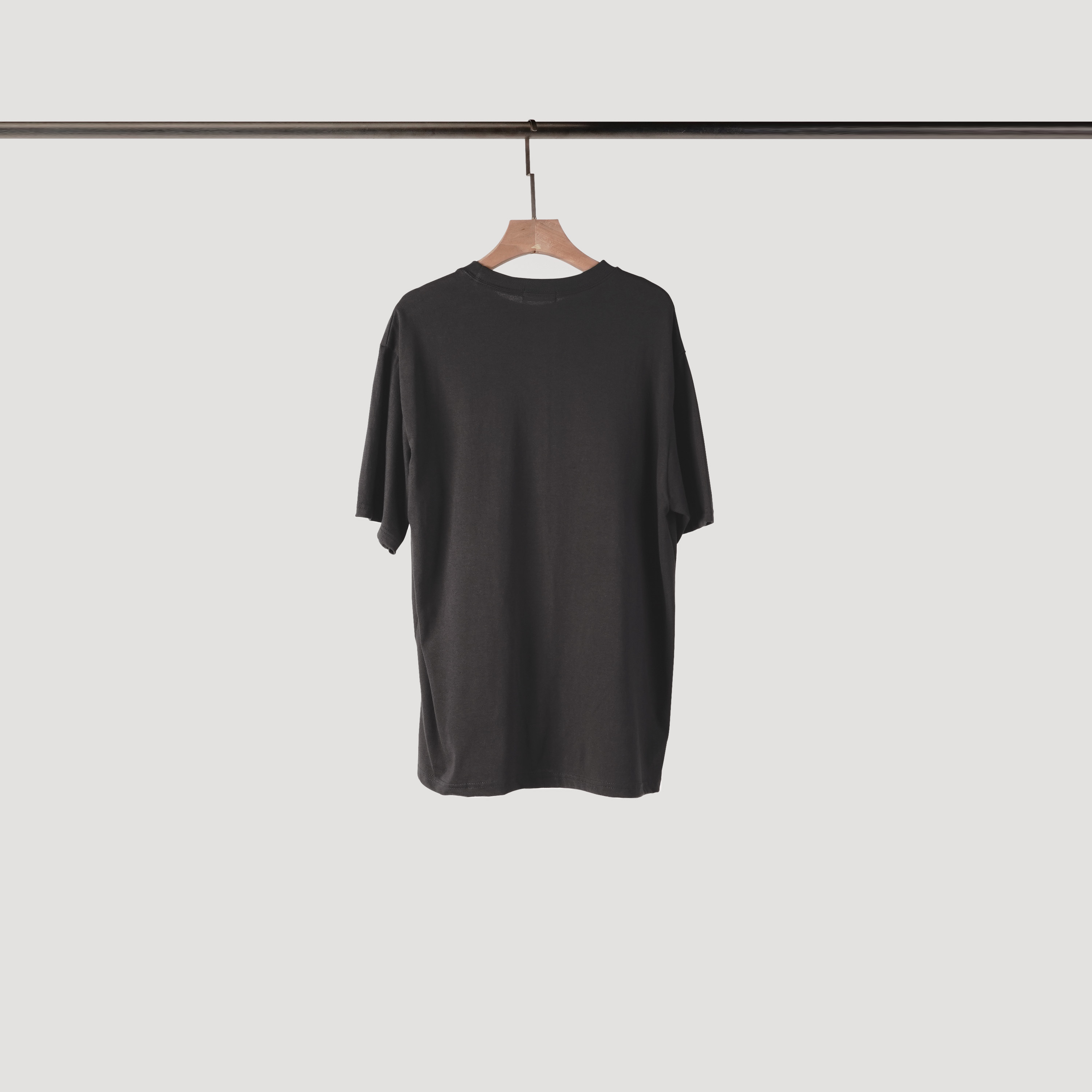 刷漆感英字短T | 有點灰