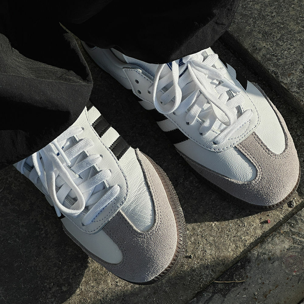 模特穿著Adidas SAMBA OG 運動休閒鞋 德訓鞋 白色 (B75806) 官方照片