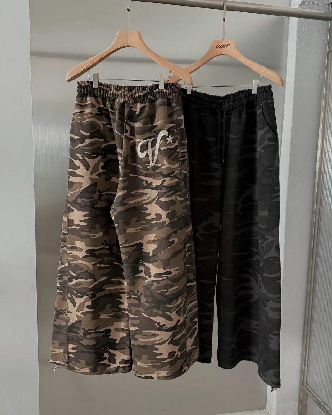 英文字迷彩鬆身運動褲 VOLT-083P
