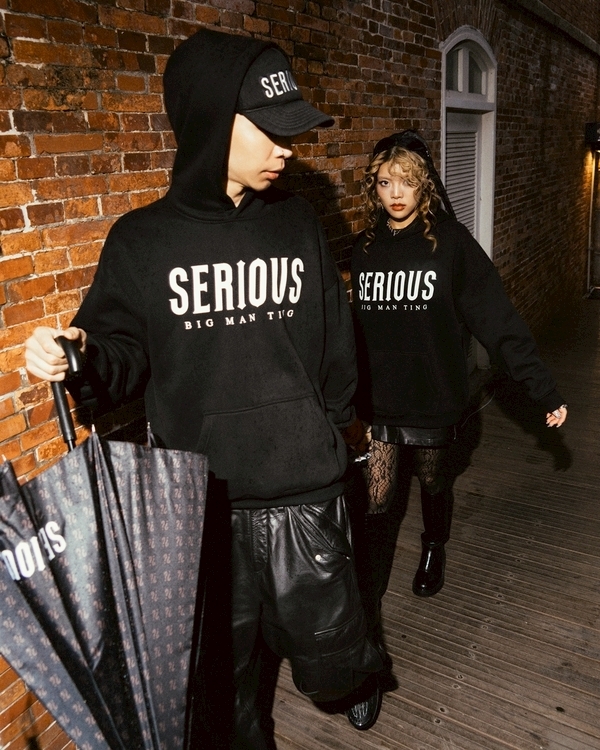 DREW “SERIOUS” 字體Logo帽T