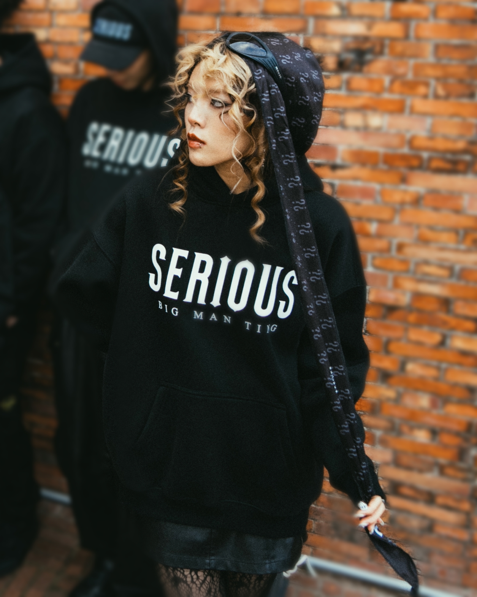 DREW “SERIOUS” 字體Logo帽T