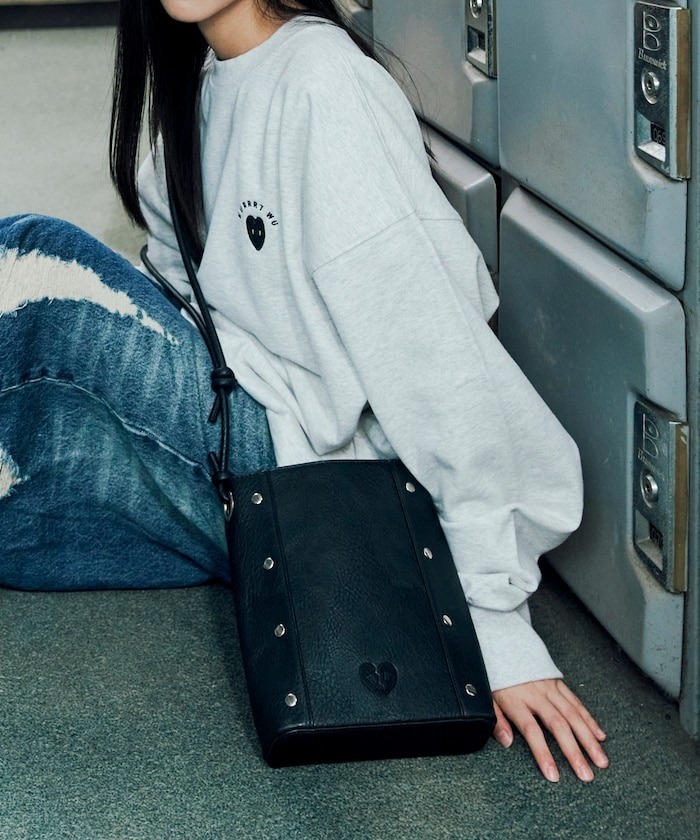 2025SS FREAK'S STORE KURT WU PU studs leather bag 男女可用 吳承輝 聯名 鉚釘 皮革 側背包 現貨 1063411400002