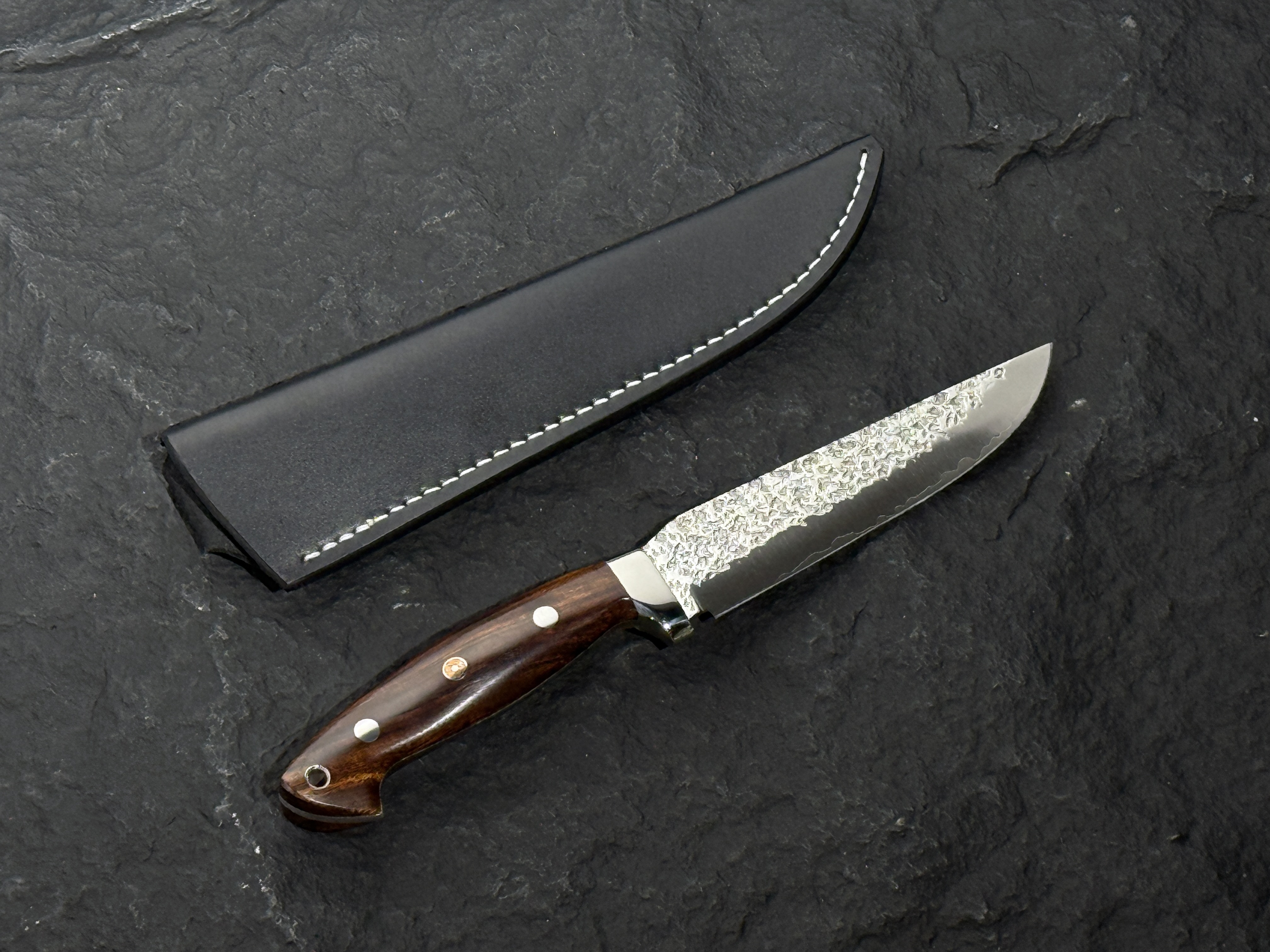 黑崎優 「飛鳥」 SG2 槌目 戶外刀 皮革刀套付