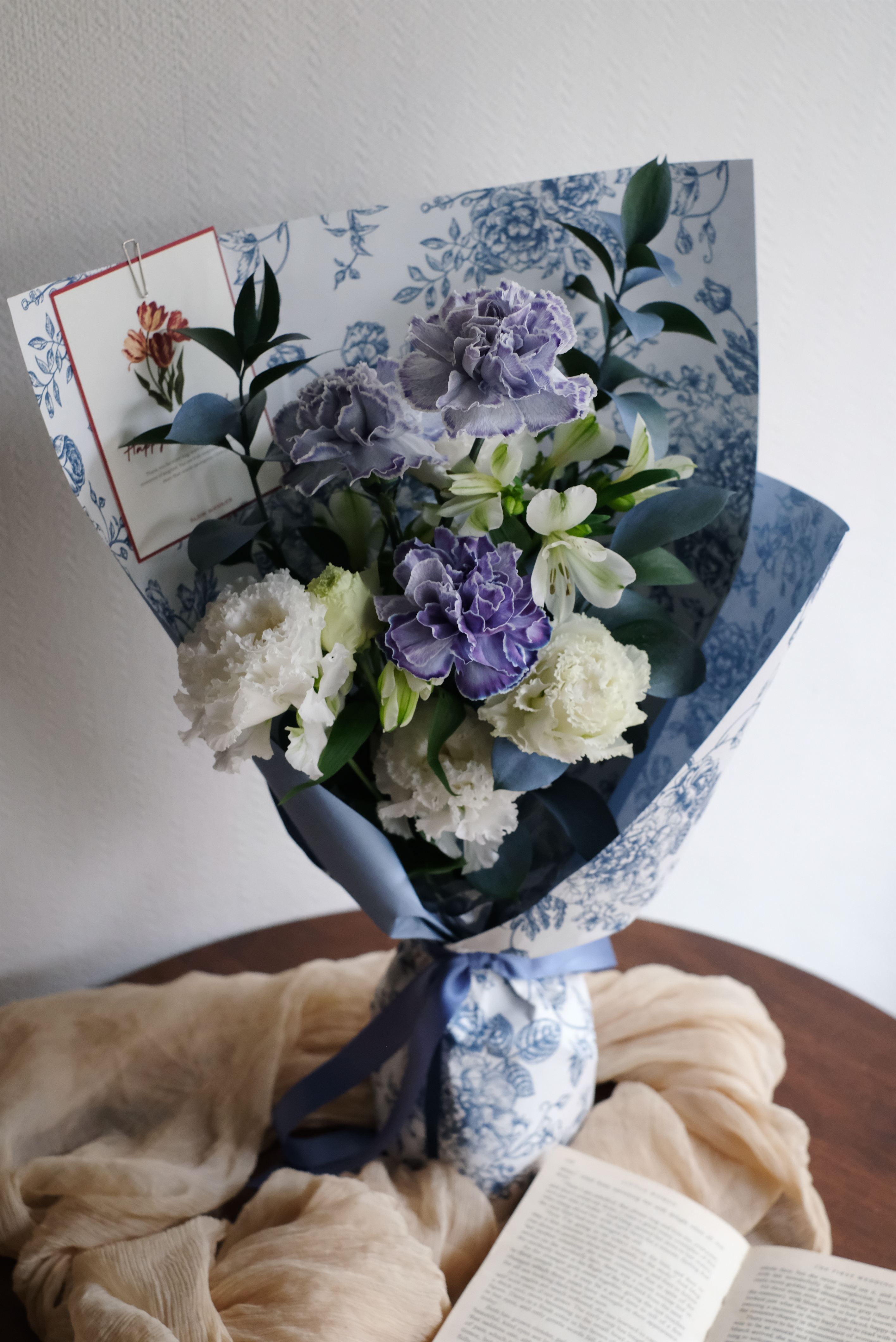 眼中晨光｜藍色康乃馨花束