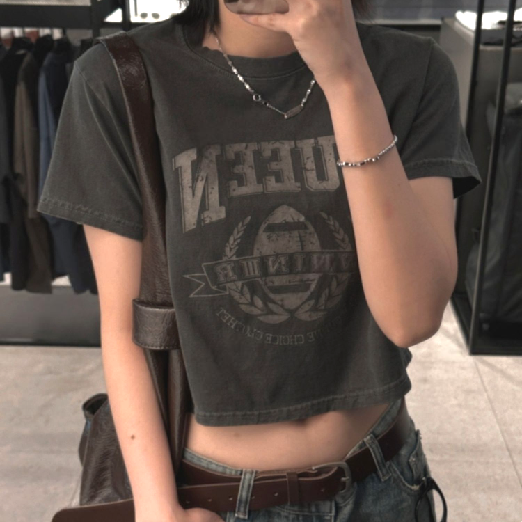 QUEEN 復古刷色情侶T 男款基本版 寬鬆直筒剪裁 正面穿搭