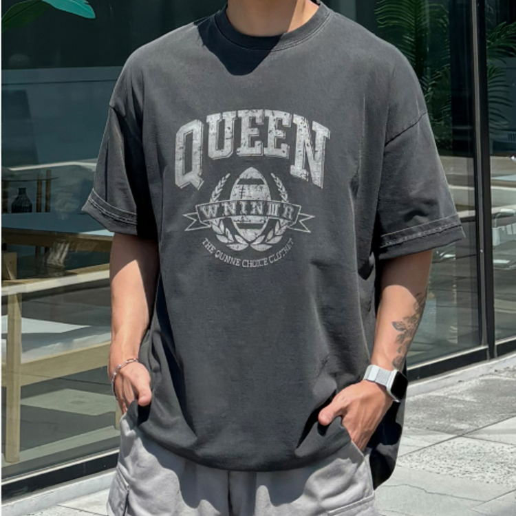 QUEEN 復古刷色情侶T 女款短版 上身比例與搭配示範