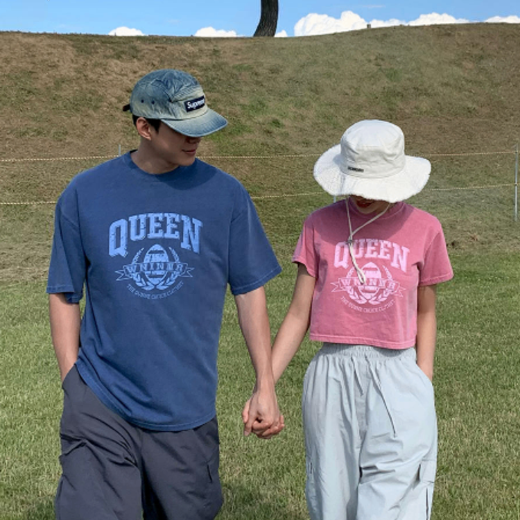 QUEEN 復古刷色情侶裝 情侶穿搭示範 休閒出遊造型