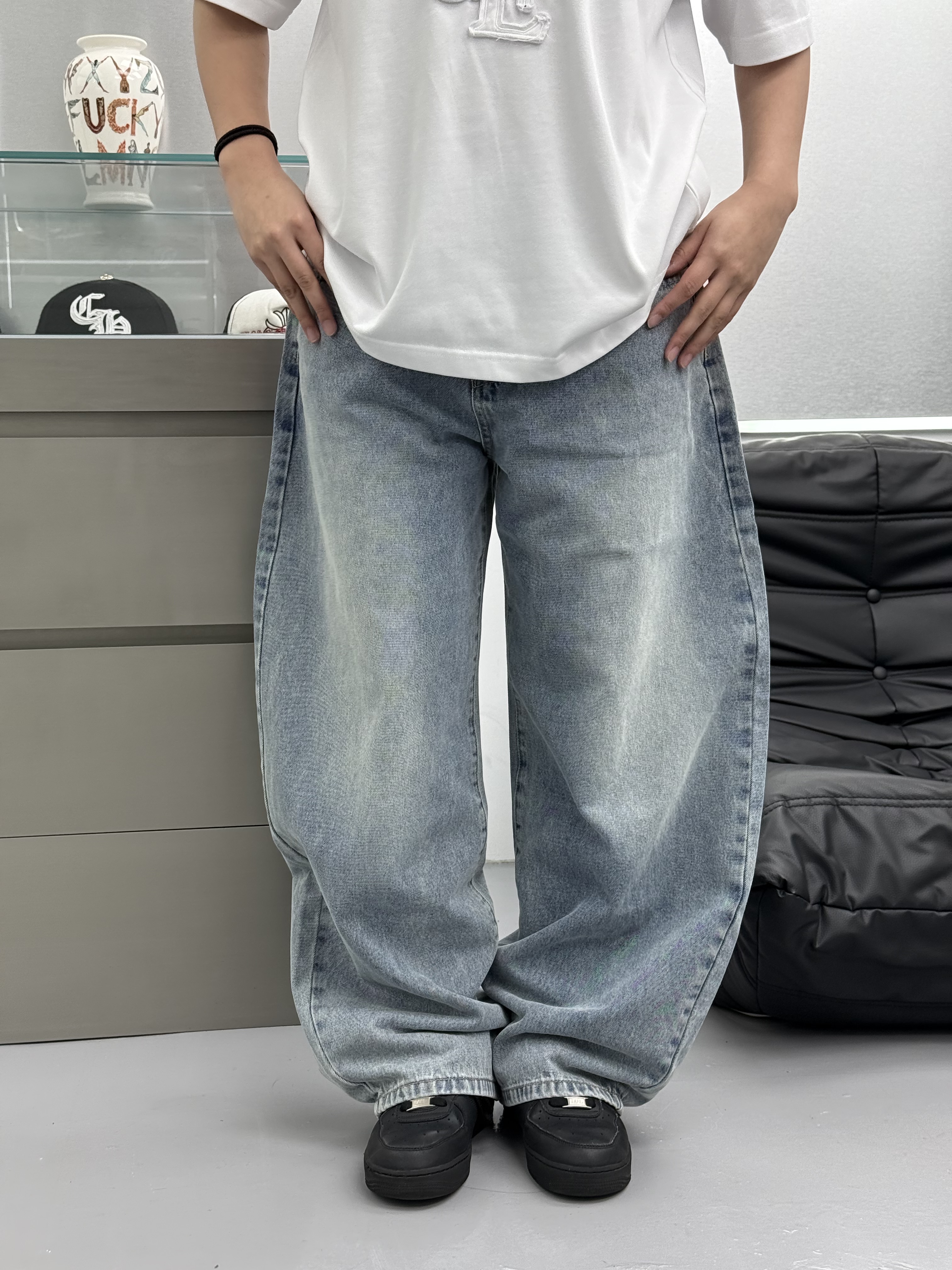 淺藍彎刀牛仔褲