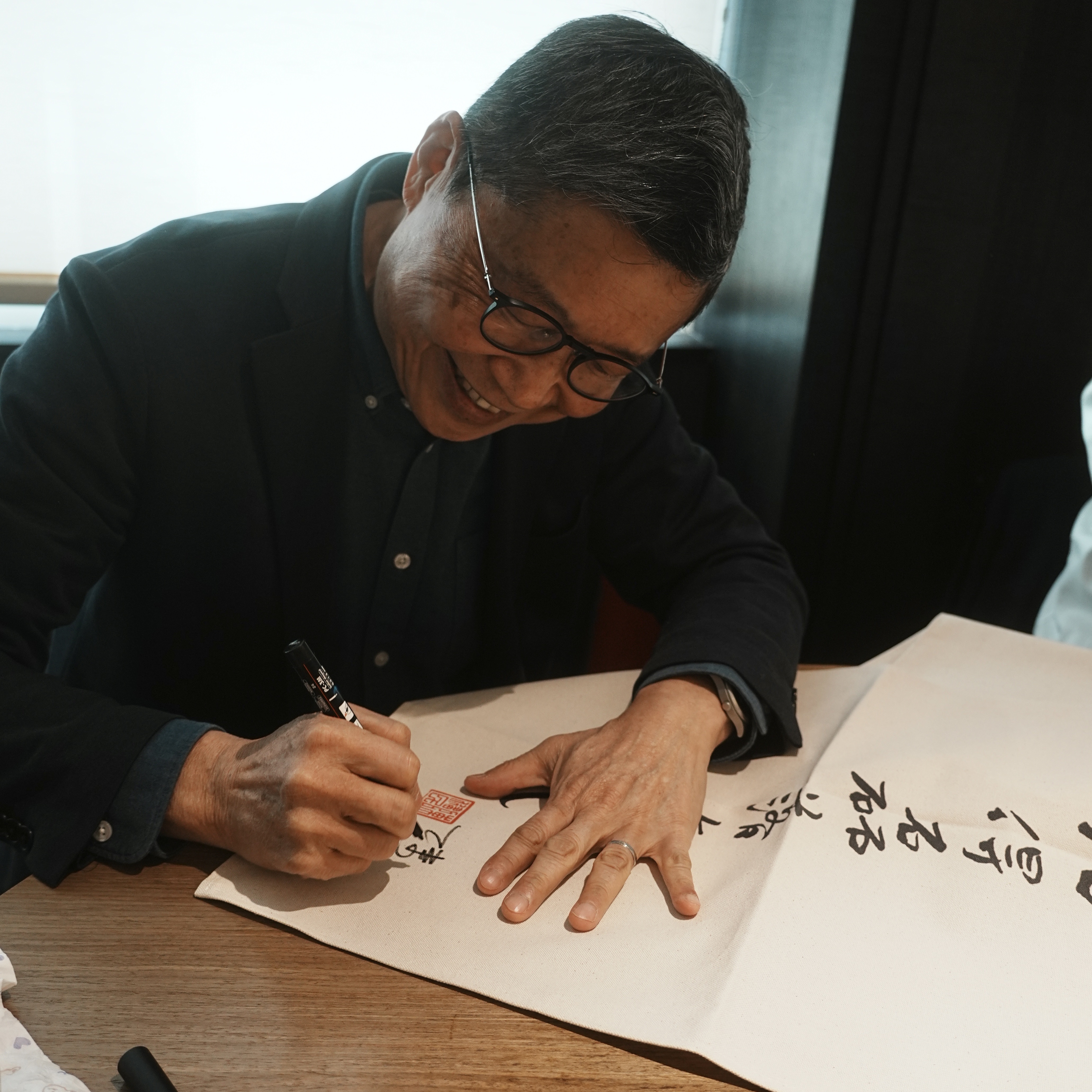 【限量簽名版】陳健民老師親筆題字：活得磊落真誠 Living in truth 掛布（新版）｜台北飛地書店出品