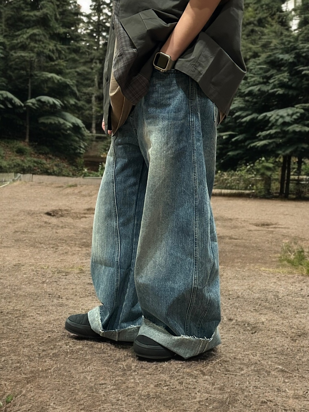 慵懶湛藍彎刀牛仔褲