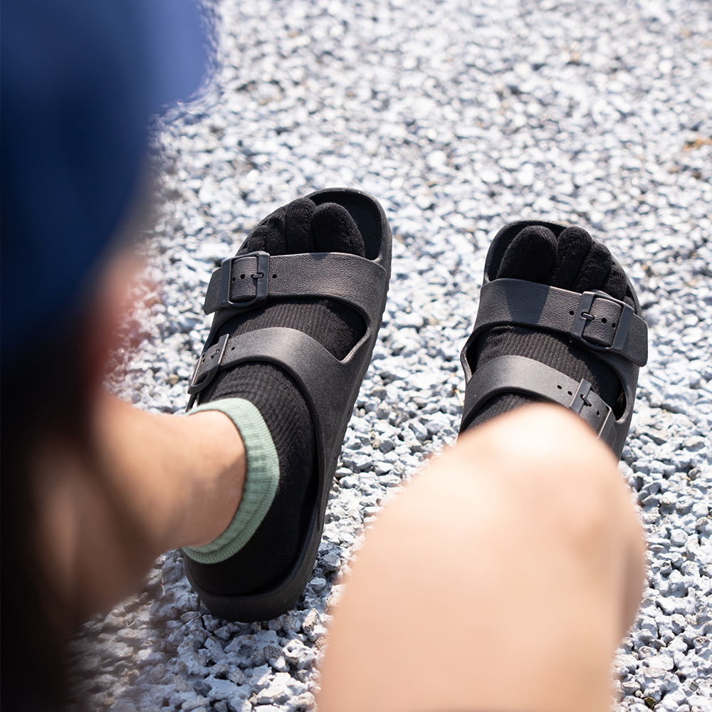 《日和ひより》立體足間五趾襪-曜黑綠-船型-L〈除臭/厚底〉