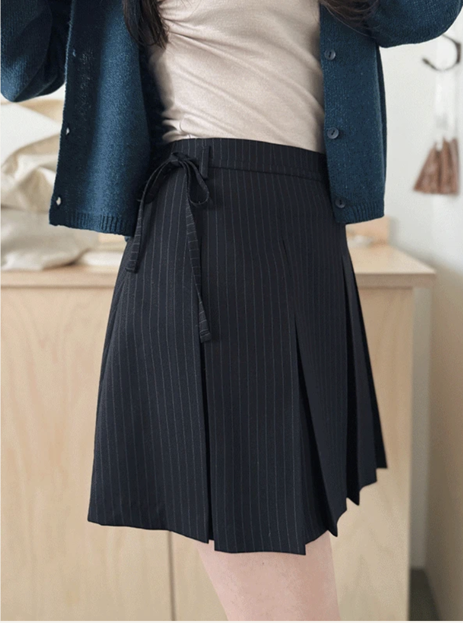 預訂｜SLOWAND #SLOWMADE 側綁帶幼條紋百褶短裙 (2 Color)