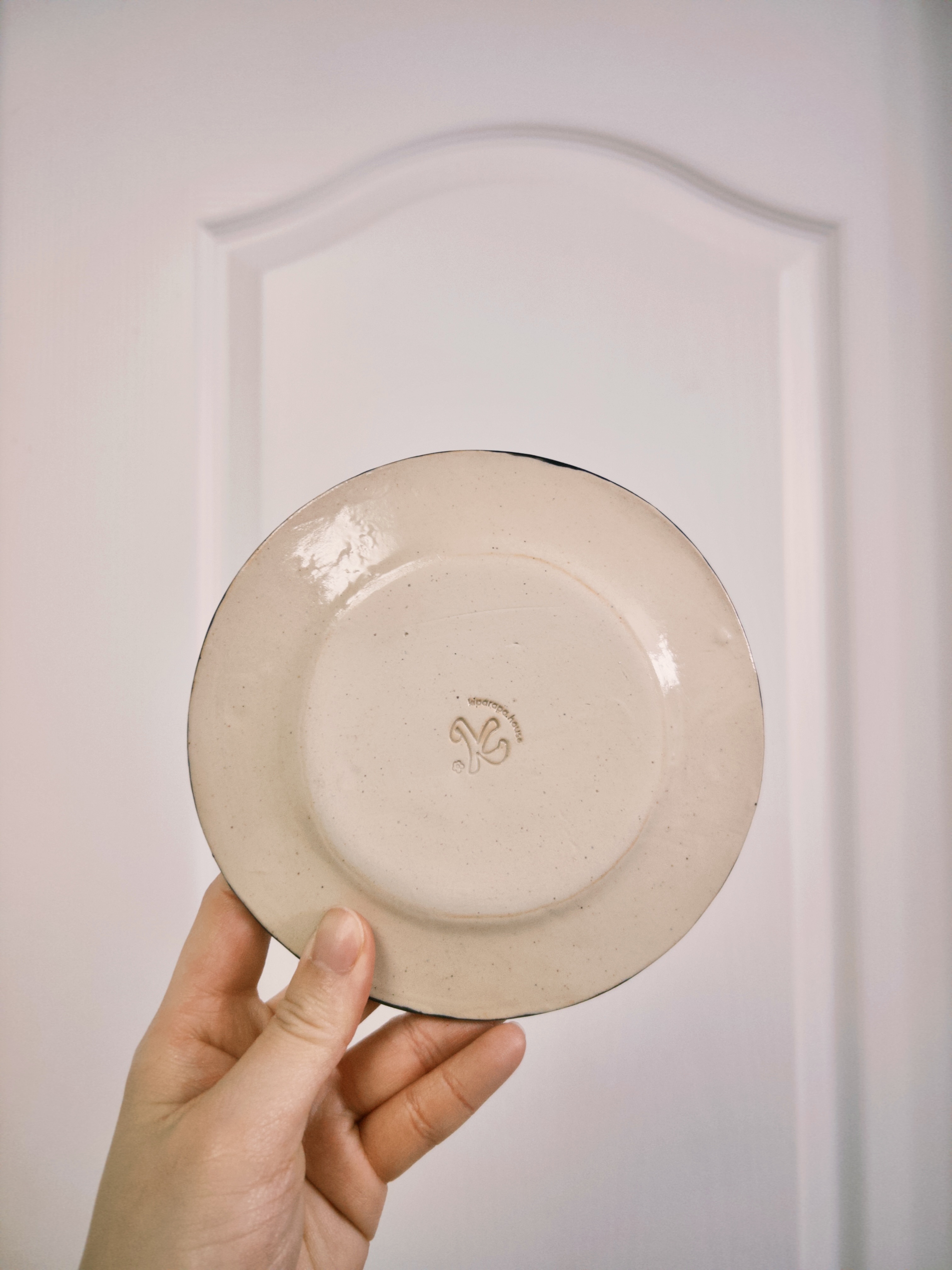 Kiparapa House -【現貨】Lala 黑貓紅心邊手工陶瓷碟 [預訂一個月]