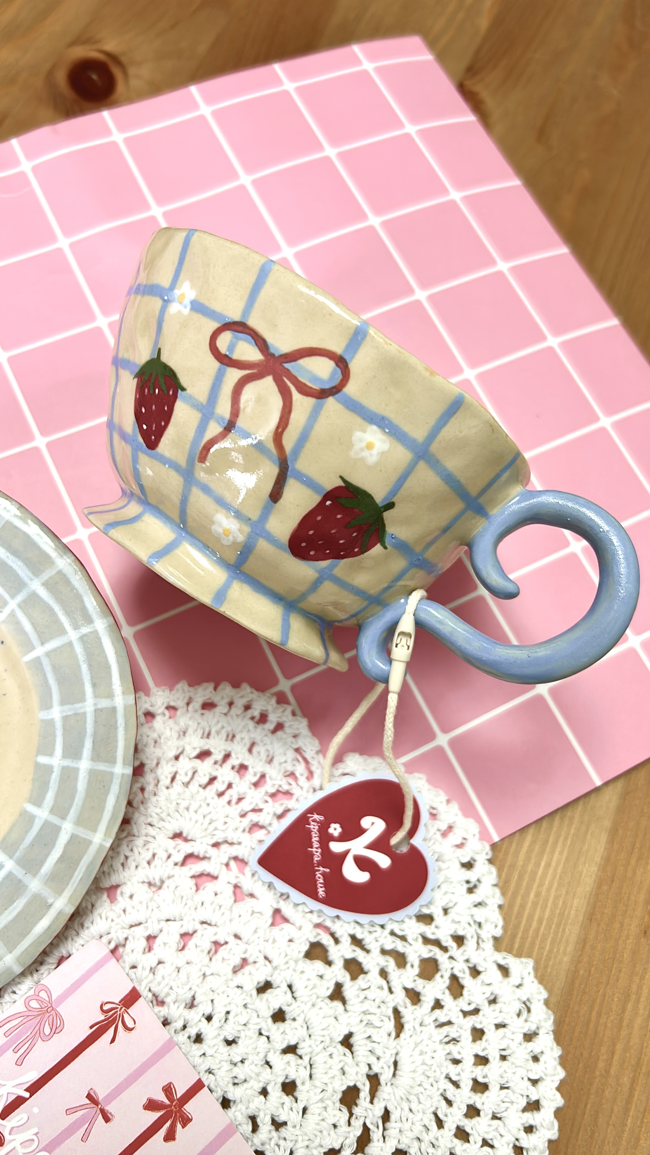 Kiparapa House - 【現貨一件】士多啤梨淺藍格紋手工陶瓷杯碟套裝 [預訂一個月]