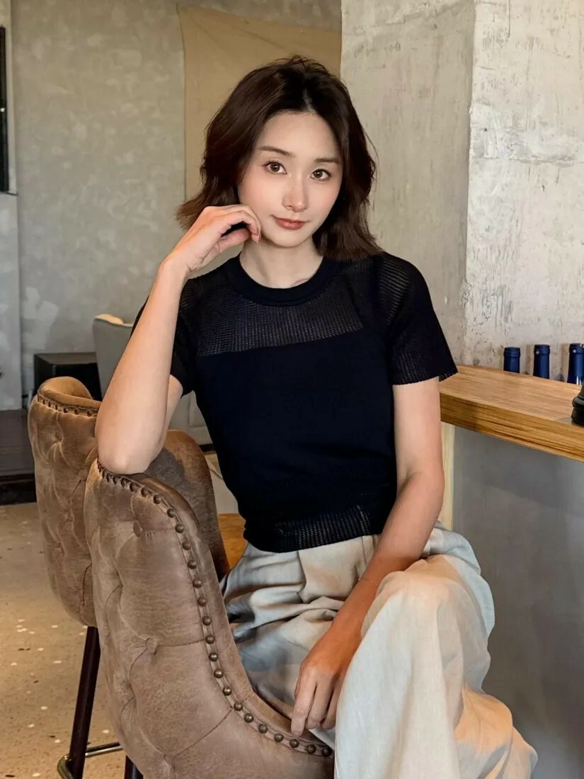 經典黑拼接透膚感網狀拼接圓領上衣-F Elegant & Love)