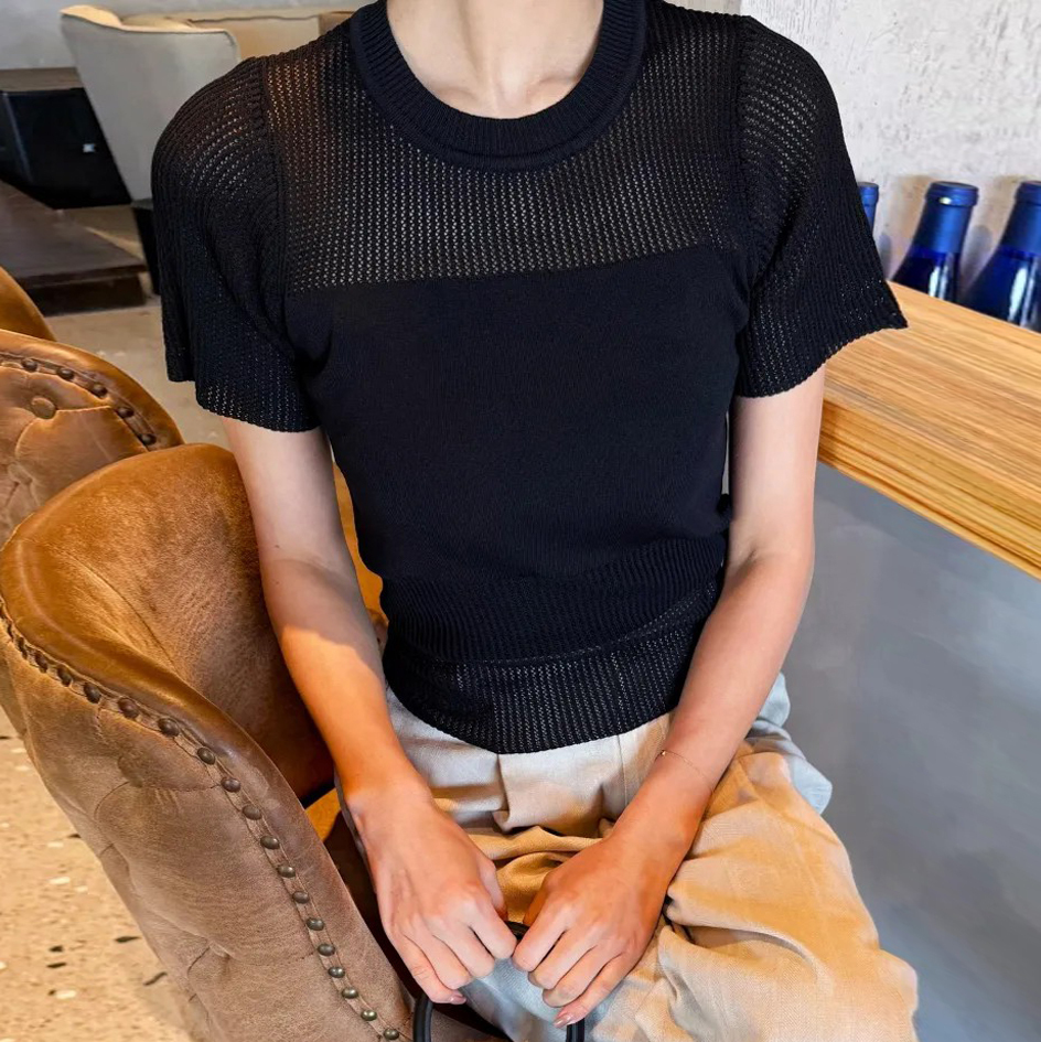 經典黑拼接透膚感網狀拼接圓領上衣-F Elegant & Love)