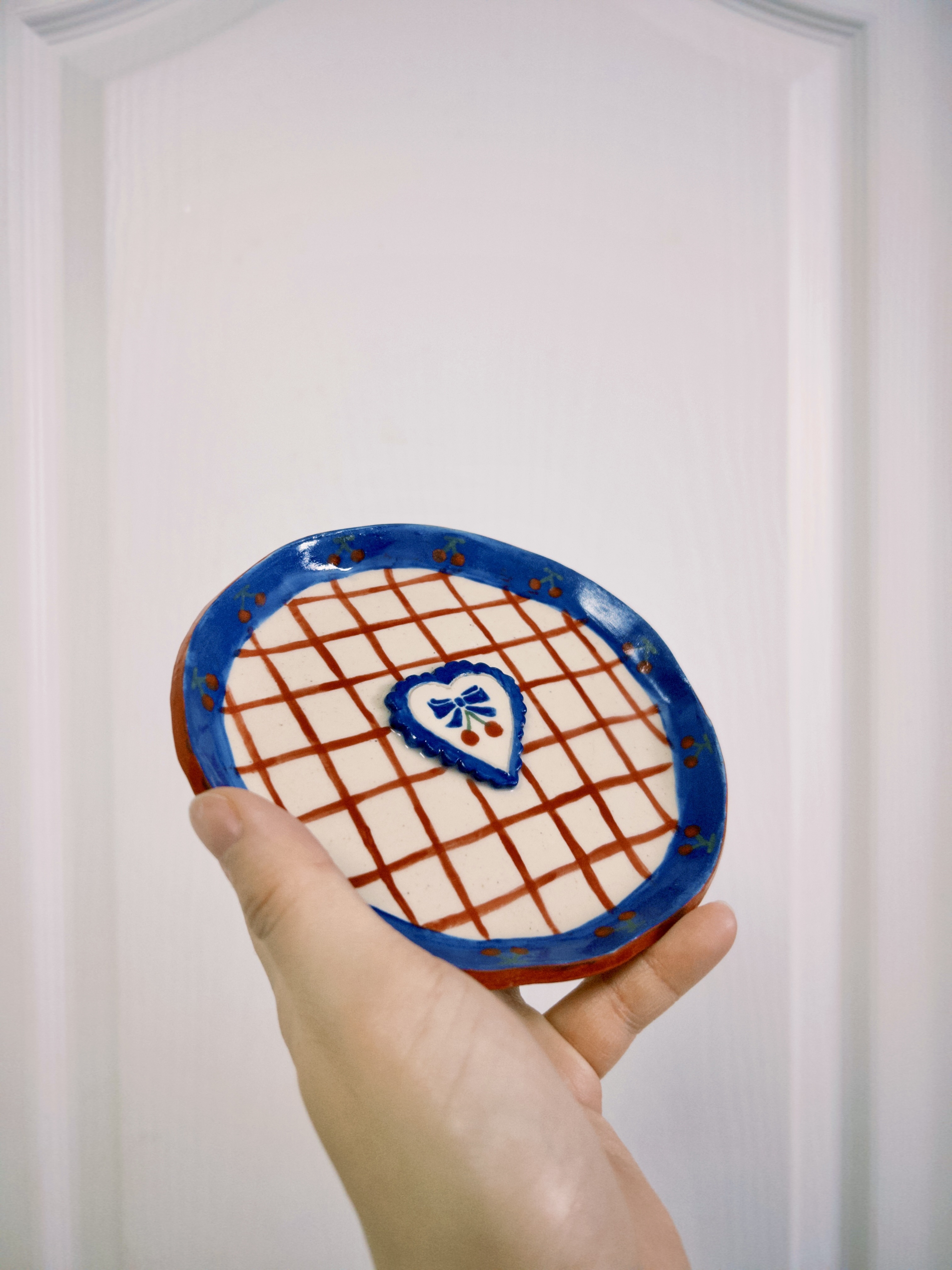 Kiparapa House -【現貨】I Cherry You 藍配紅格紋手工陶瓷碟