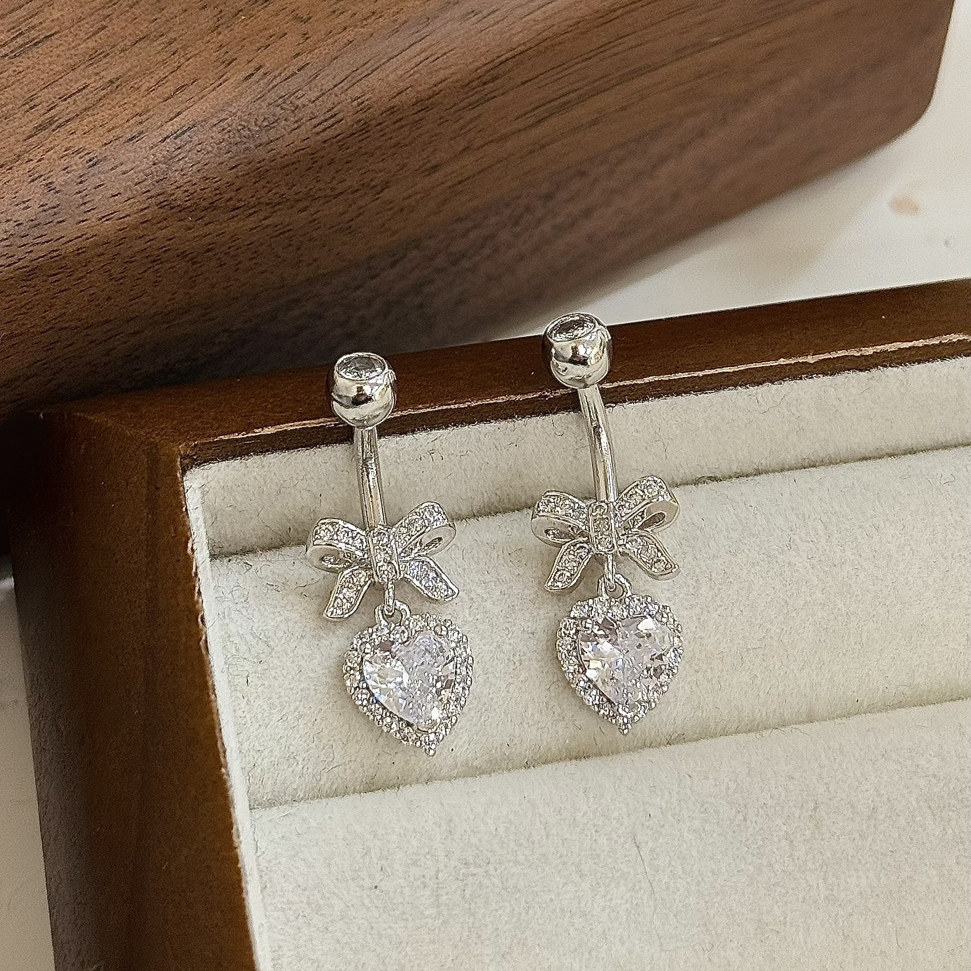 【純銀】滿鑽蝴蝶結愛心垂吊肚環