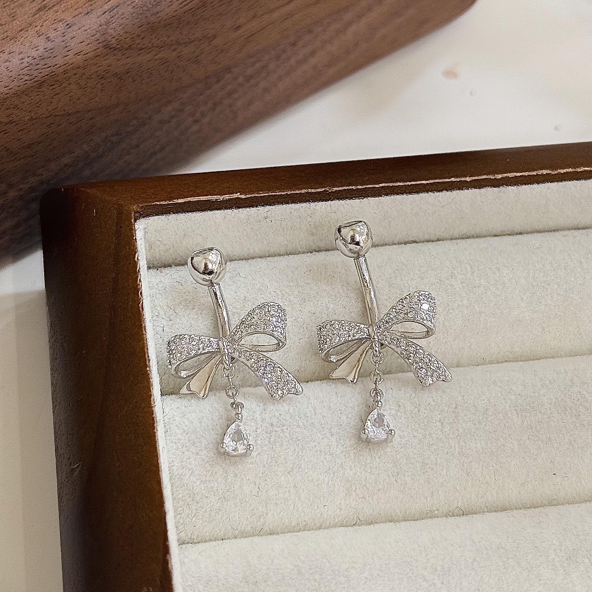 【純銀】滿鑽蝴蝶結水滴垂吊肚環