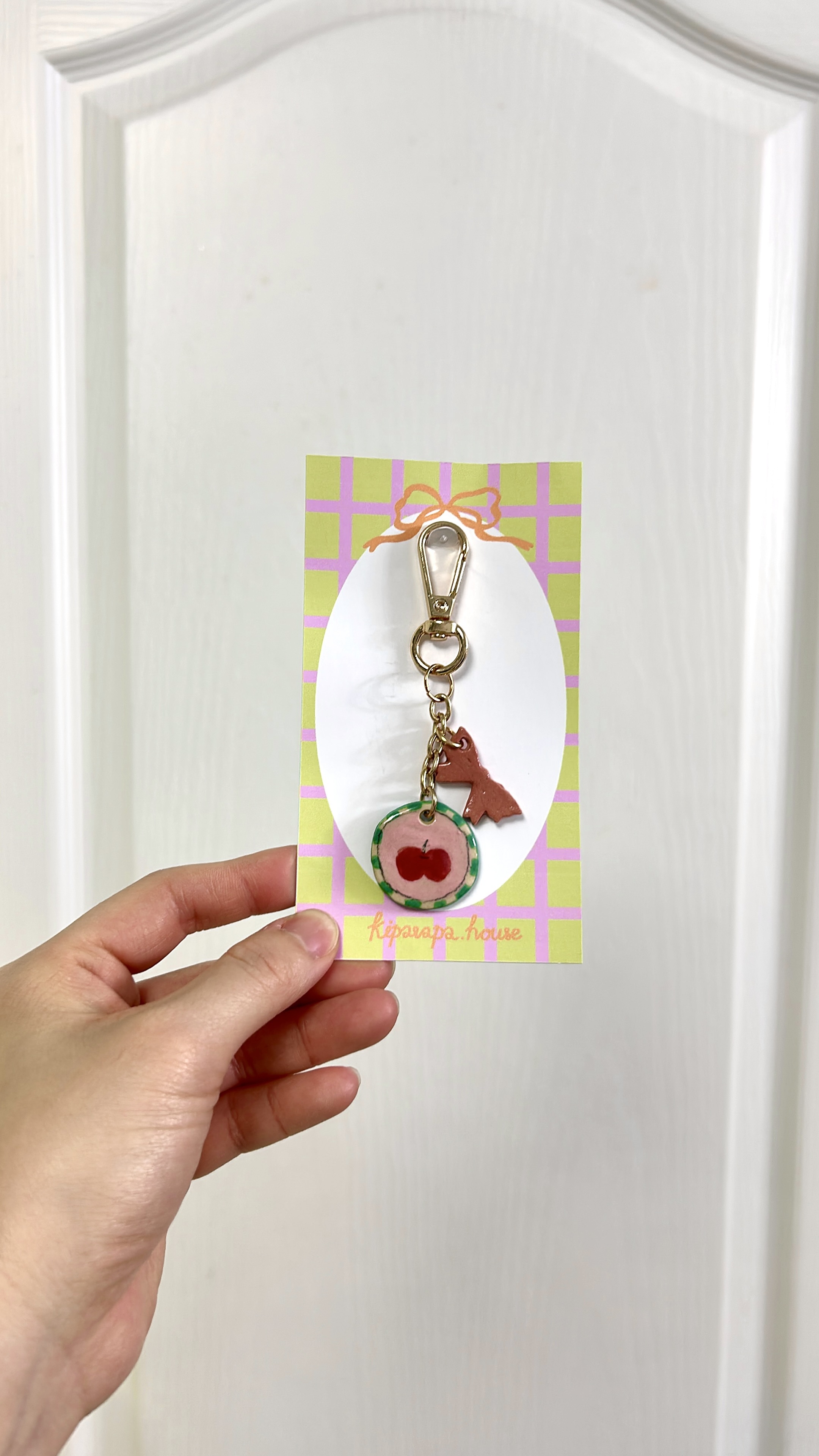 Kiparapa House - 【現貨一件】圓形蘋果圖案手工陶瓷吊飾