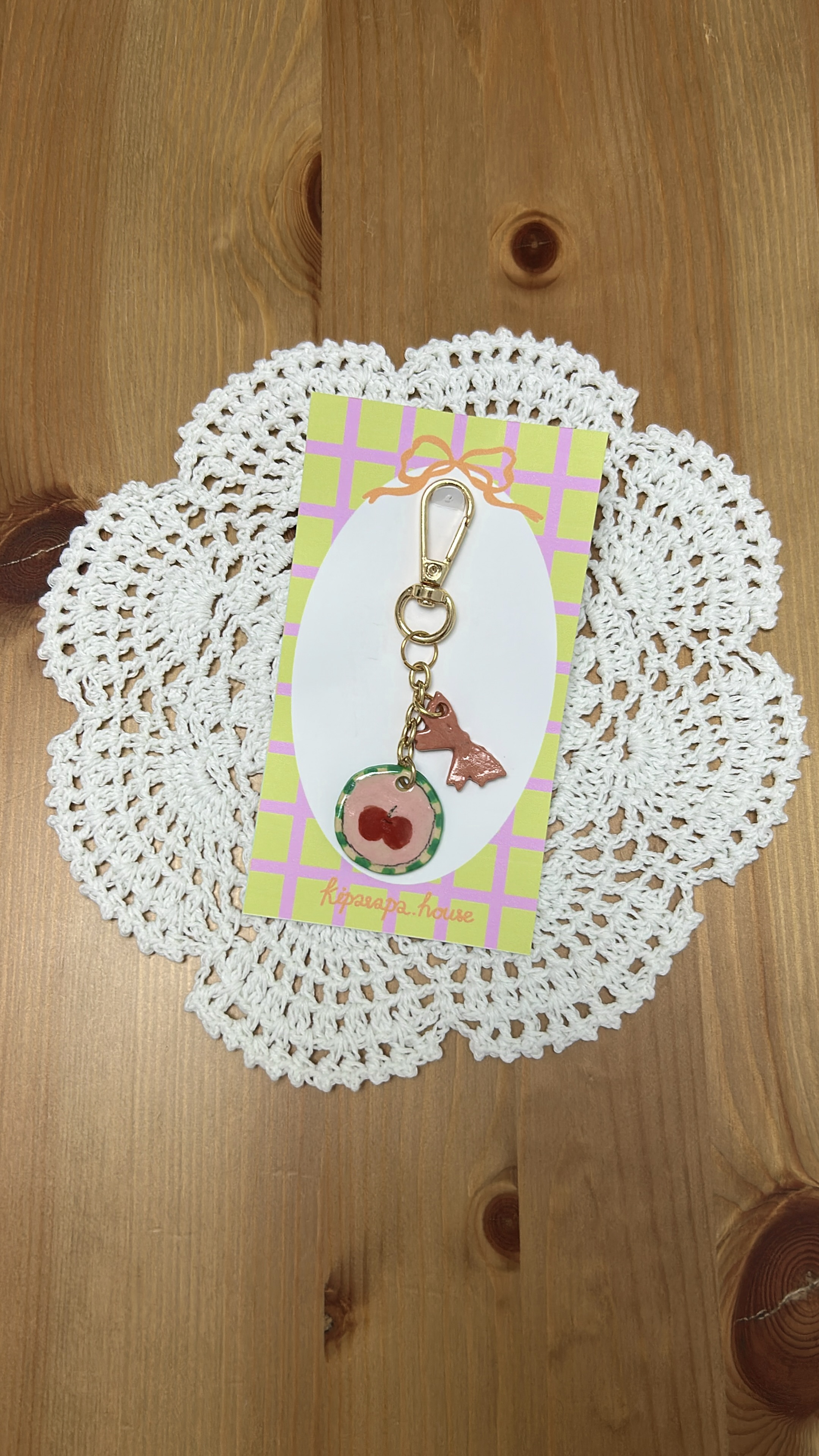 Kiparapa House - 【現貨一件】圓形蘋果圖案手工陶瓷吊飾