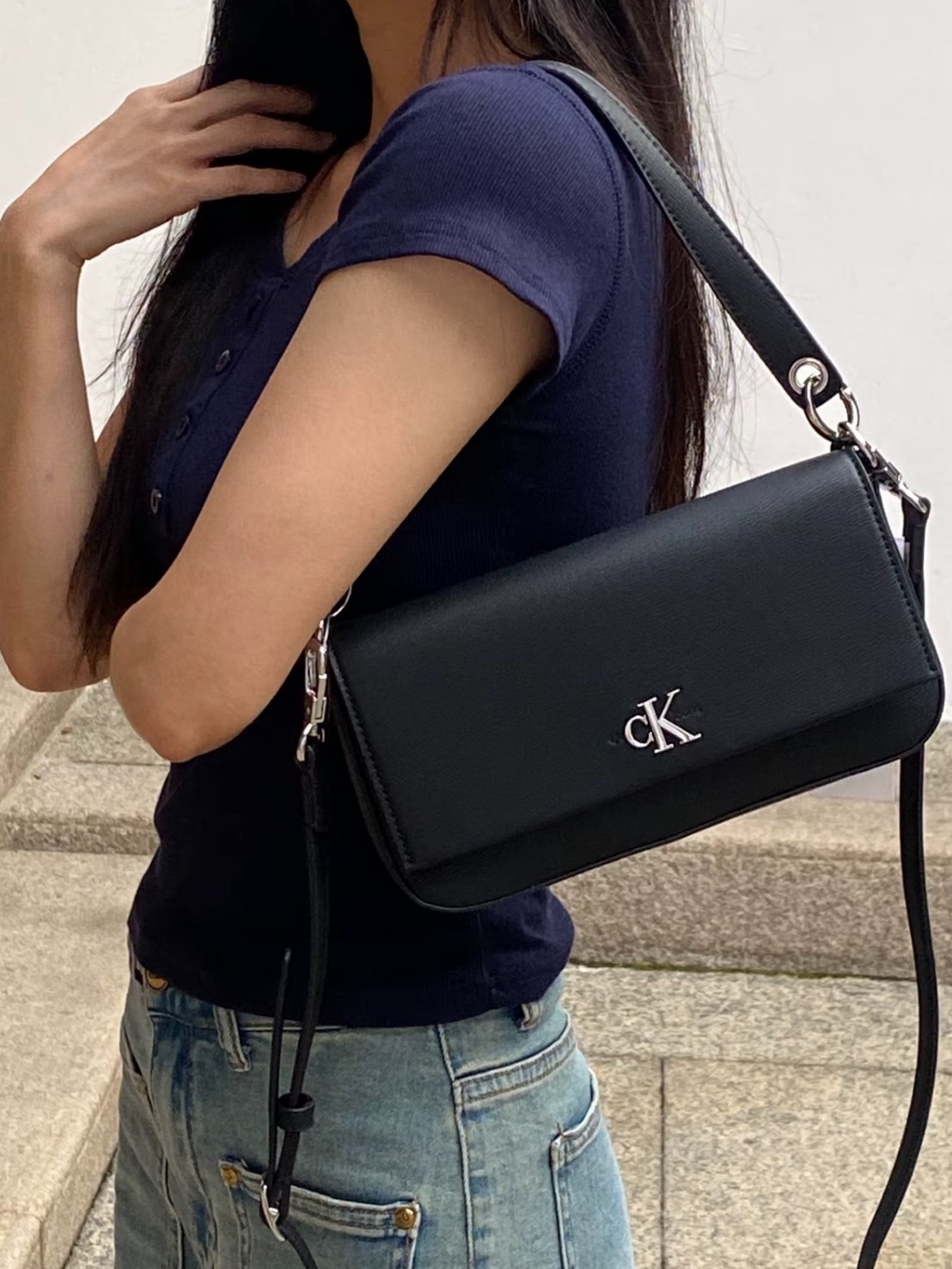 CALVIN KLEIN 金屬字母 可拆卸 單肩包 黑色