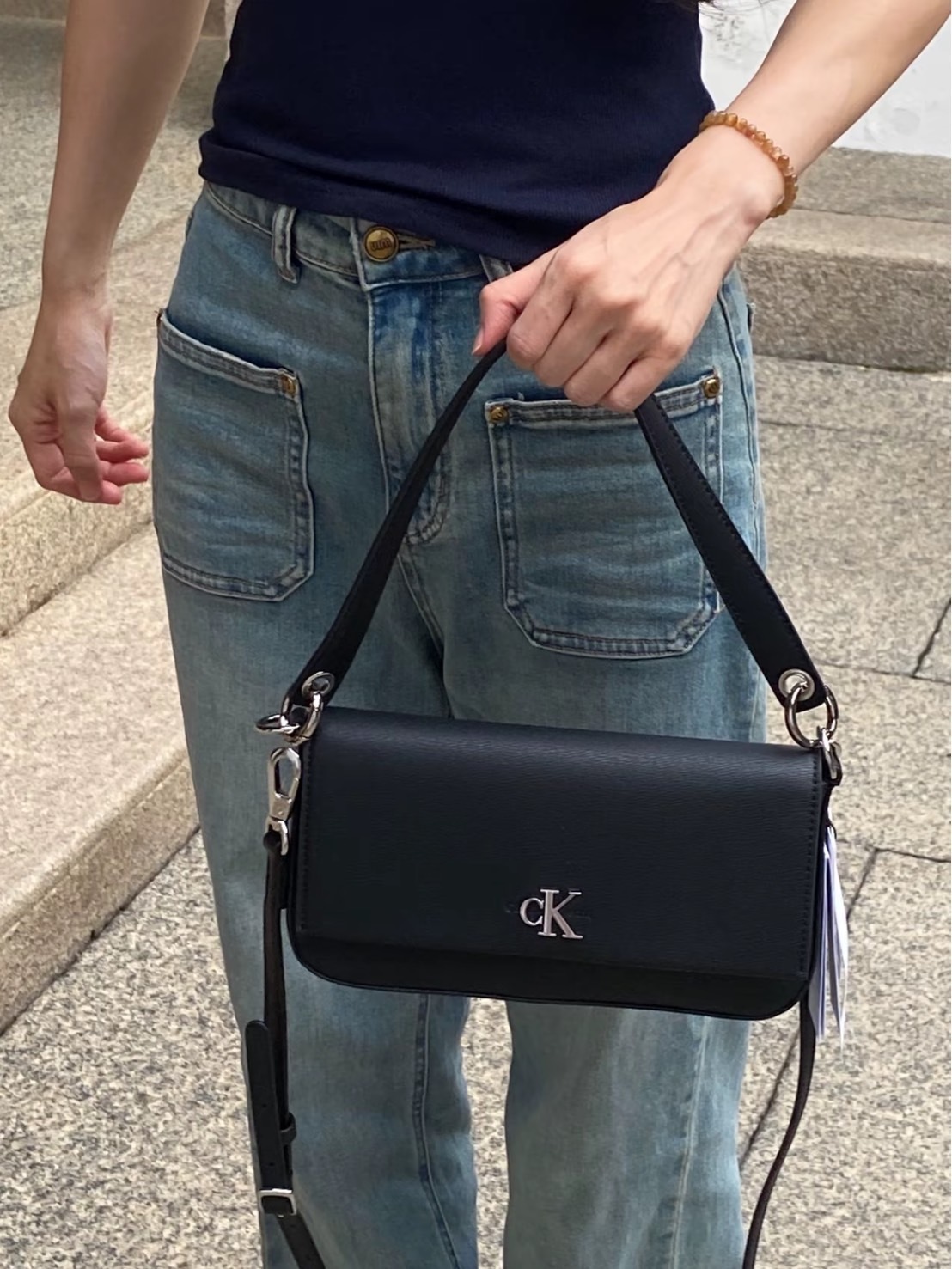 CALVIN KLEIN 金屬字母 可拆卸 單肩包 黑色