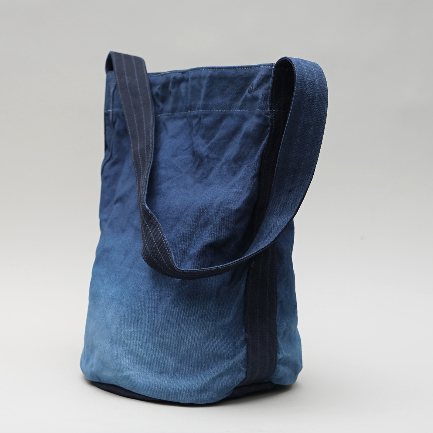 阿福  帆布圓筒側背包 漸層藍染