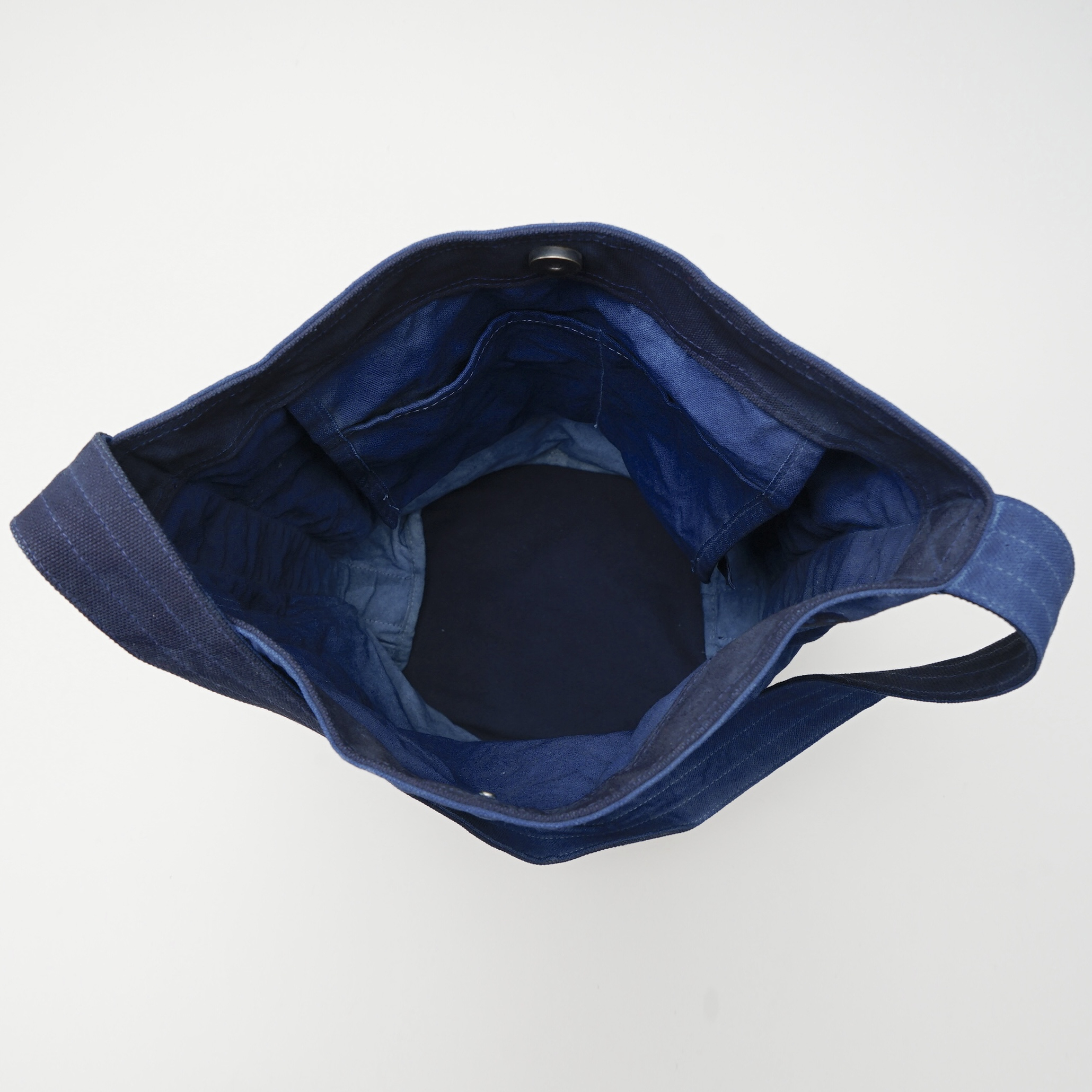 阿福圓筒帆布包正面展示，藍染漸層色彩自然過渡，圓筒形設計適合日常外出