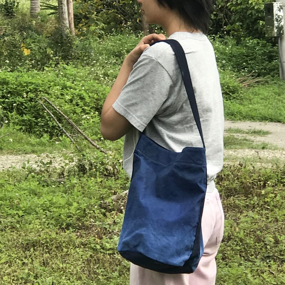 阿福圓筒帆布包正面展示，藍染漸層色彩自然過渡，圓筒形設計適合日常外出