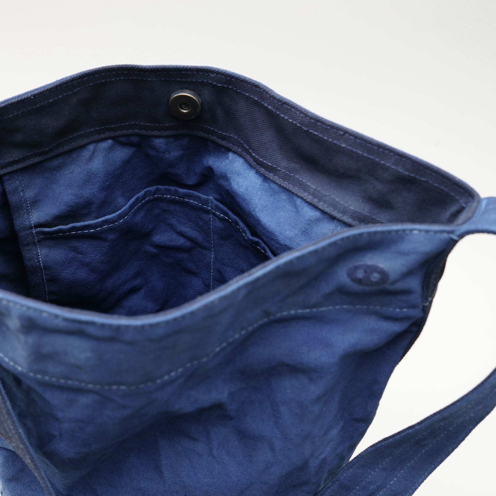 阿福圓筒帆布包正面展示，藍染漸層色彩自然過渡，圓筒形設計適合日常外出