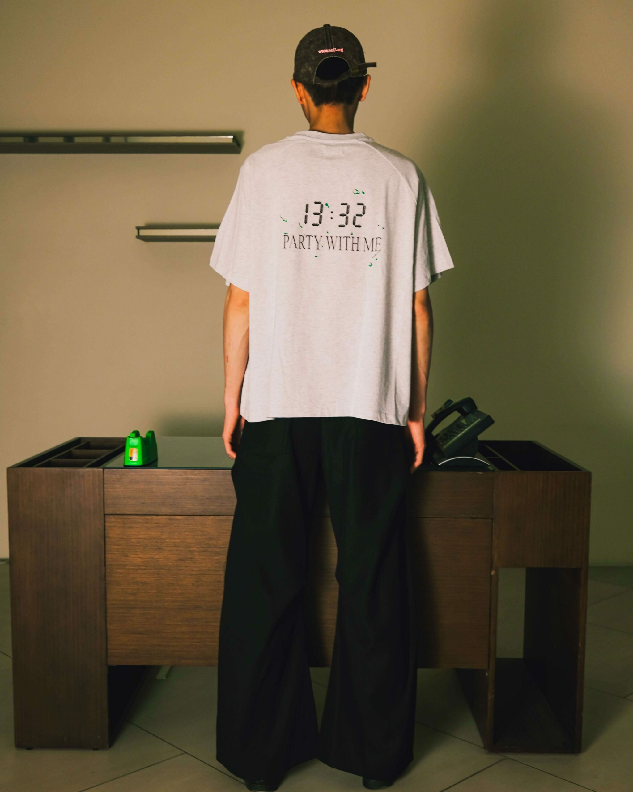 NeverLand｜1332o’clock Tee (淺麻灰)
