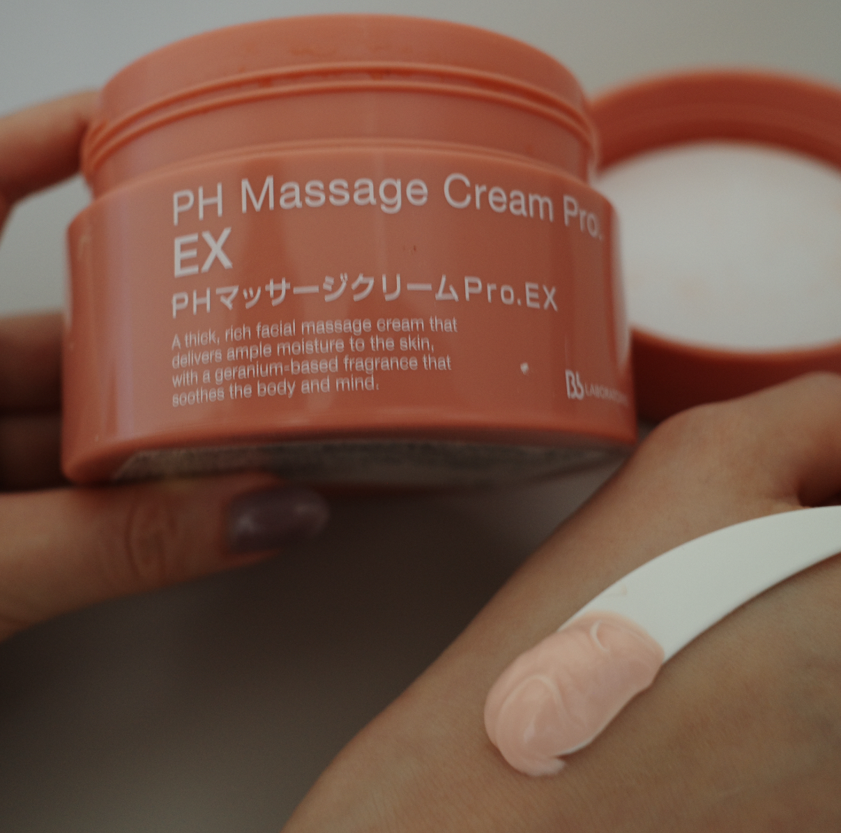 日本製護膚沙龍の按摩精華霜