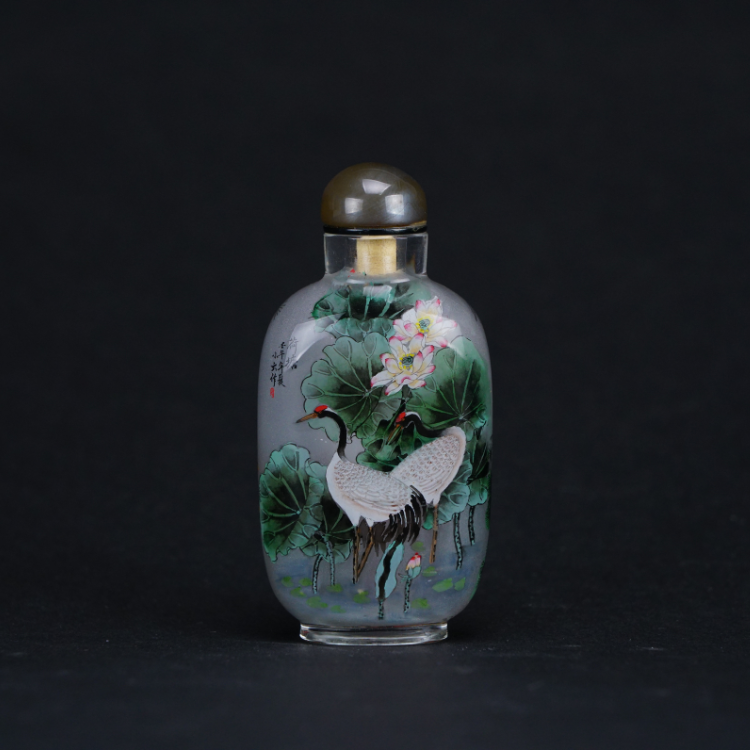 鹿港窯典藏內畫工藝｜荷塘松鶴鼻煙壺 松鶴延年寓意吉祥長壽與寧靜和諧