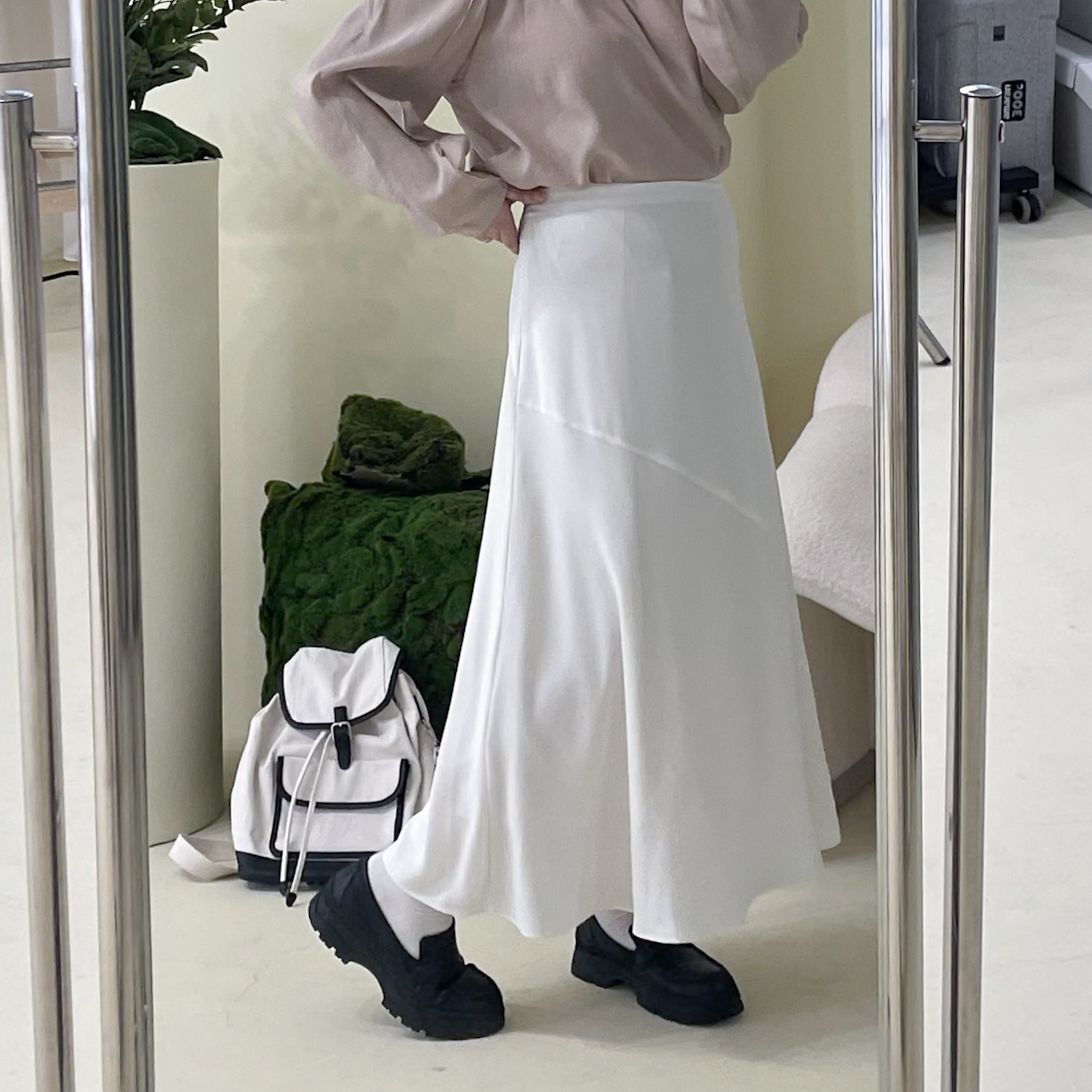 M27設計小斜線細緻滑料微傘裙(白/SM)