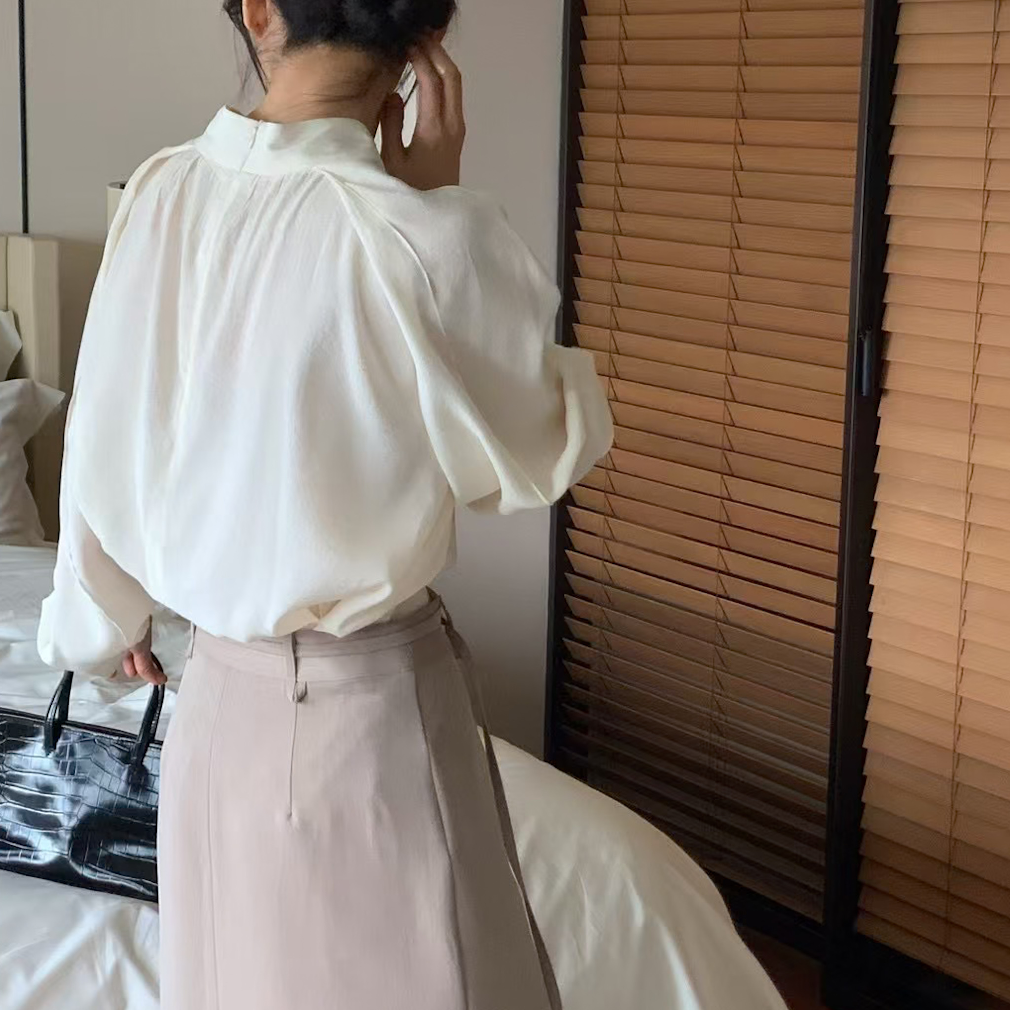 後拉鍊立領紋路光澤衫(白)