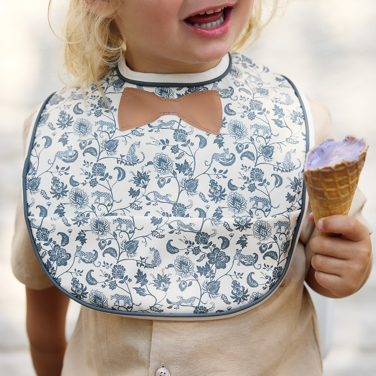 Elodie Details 防水口袋圍兜-浪漫圖騰領結(Garden Leo Toile Bow)