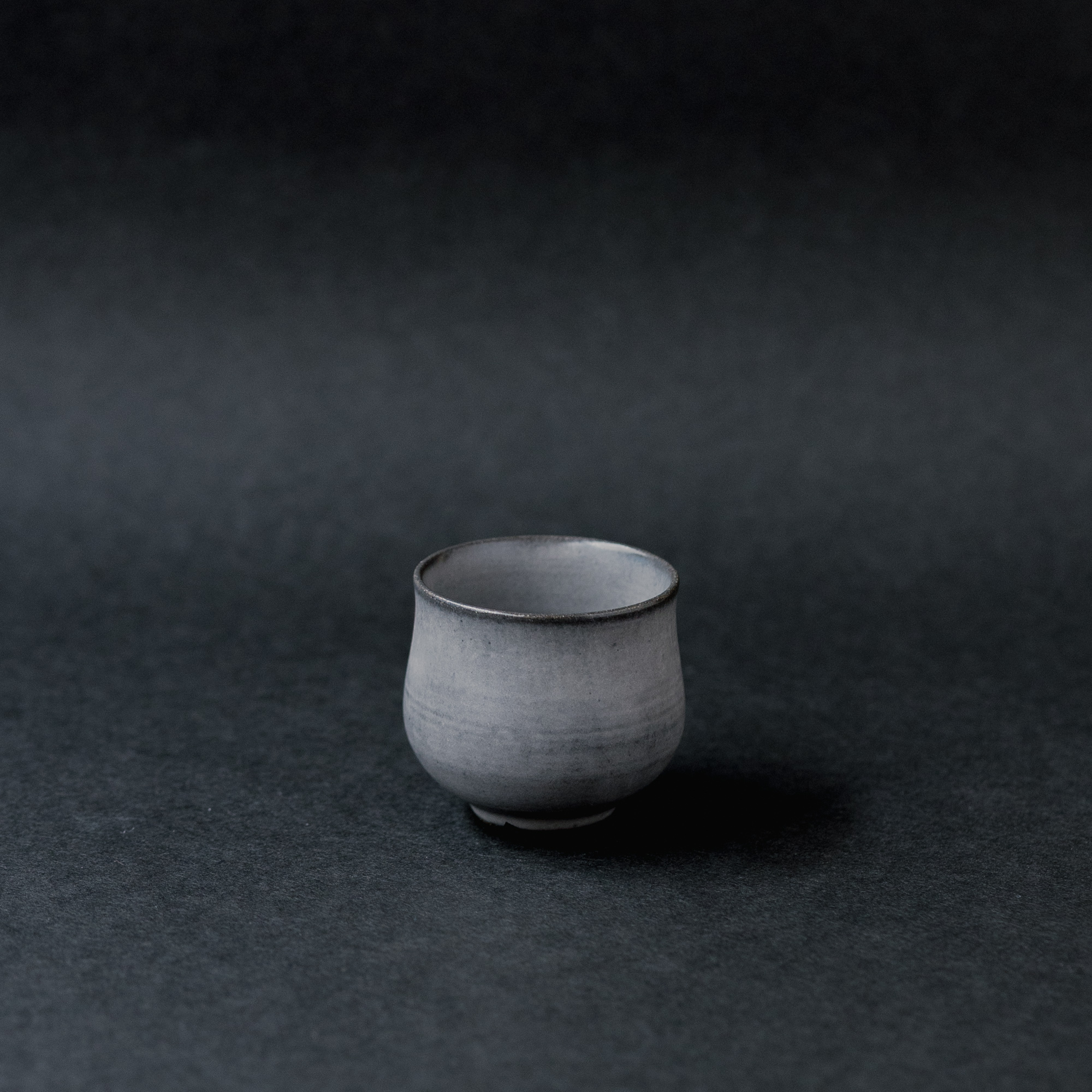 清水燒豬口酒杯(墨灰)｜FUUU