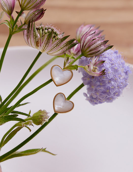 珠邊設計貝殼愛心。針式耳環