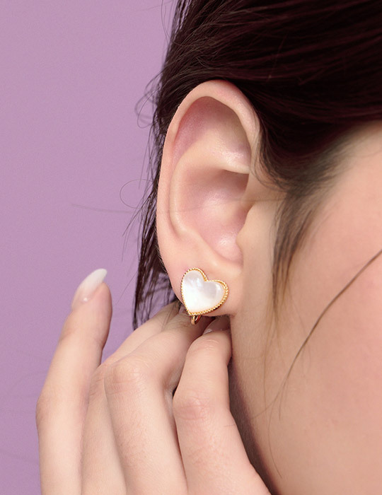 珠邊設計貝殼愛心。夾式耳環