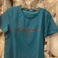 [S] KARL LAGERFELD BONJOUR SCRIPT SEQUIN TEE,CRYSTL TEAL/GUNMETAL, L4WHC024-JNS (SKL1284)