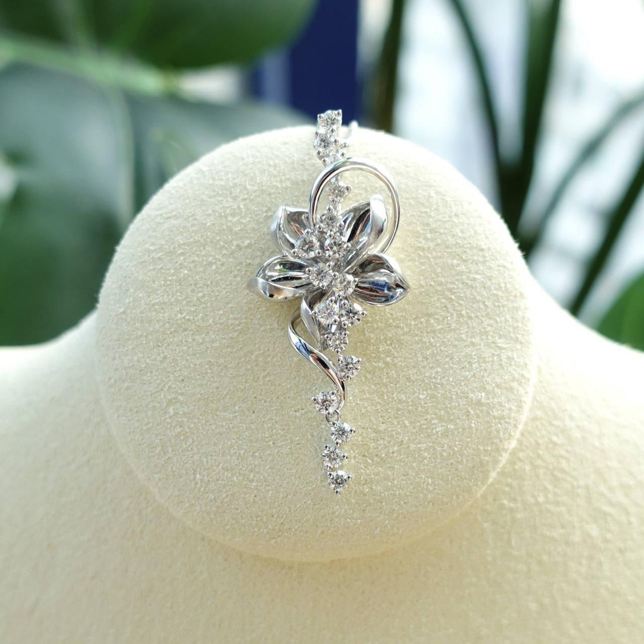 18K金花瓣造型鑽石吊墜