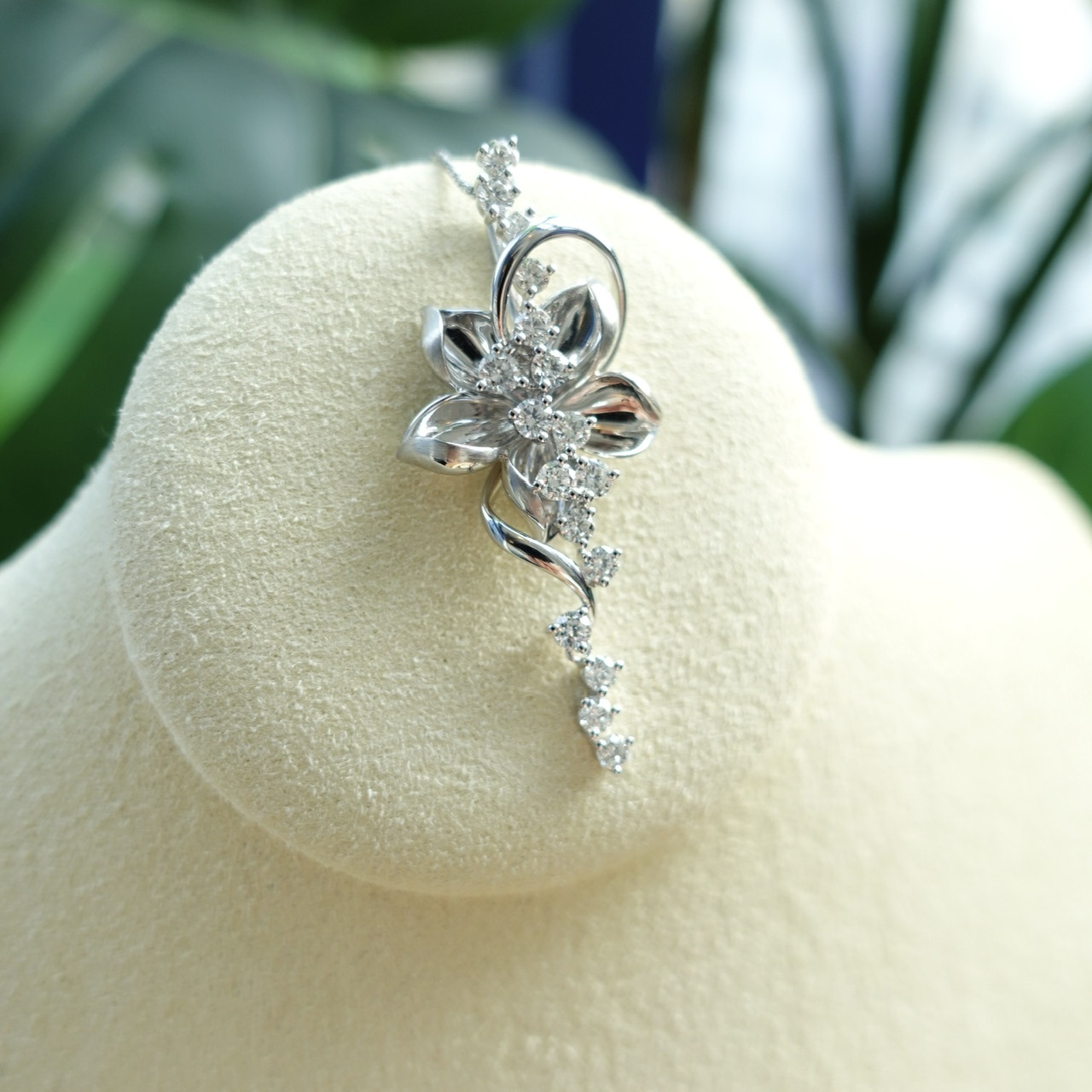 18K金花瓣造型鑽石吊墜