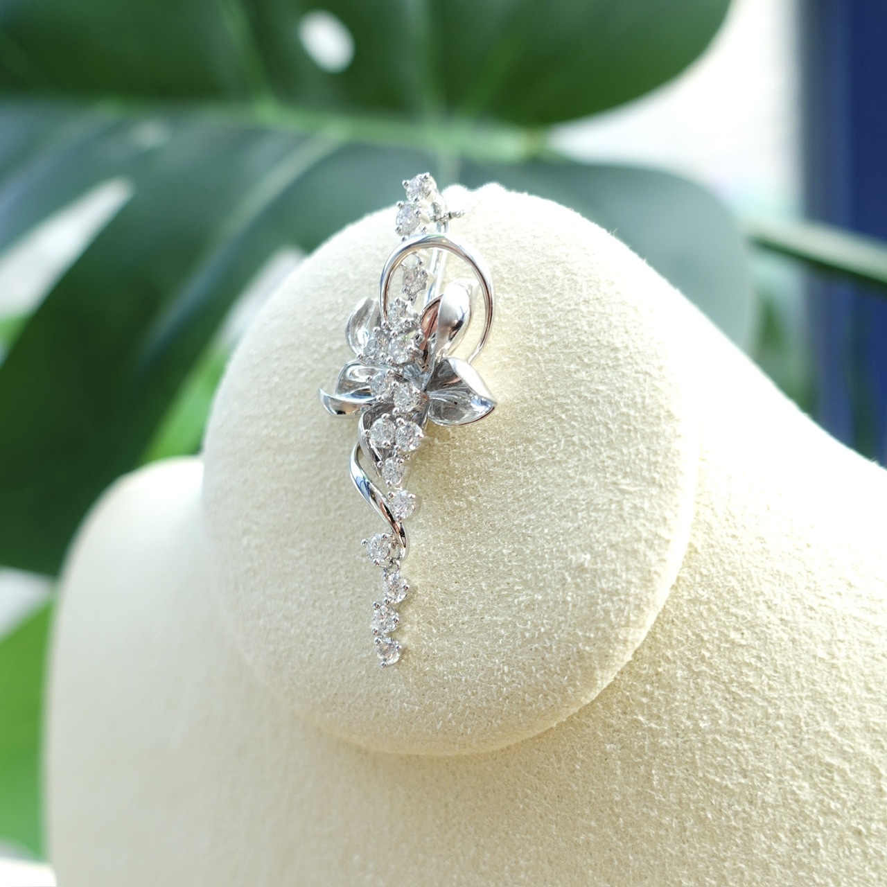 18K金花瓣造型鑽石吊墜