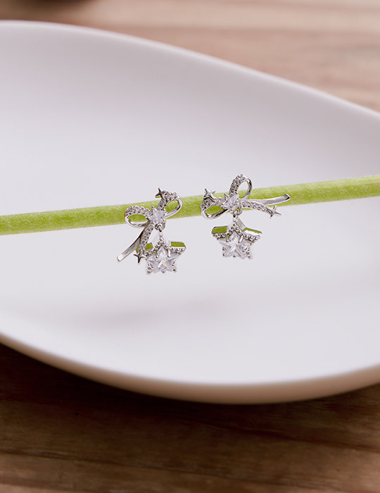 許願流星滿鑽垂掛。針式耳環