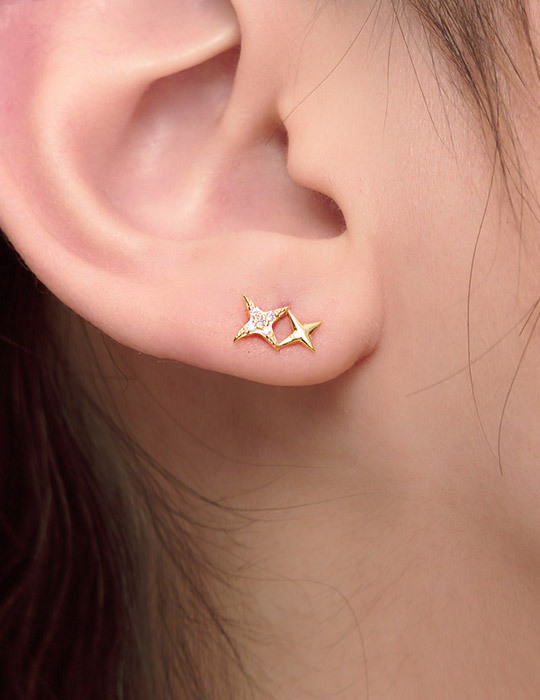 純銀迷你鋯石星芒。銀針耳環