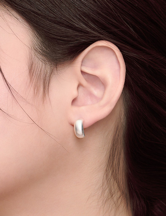 【925純銀】簡約霧面圓弧。銀針耳環