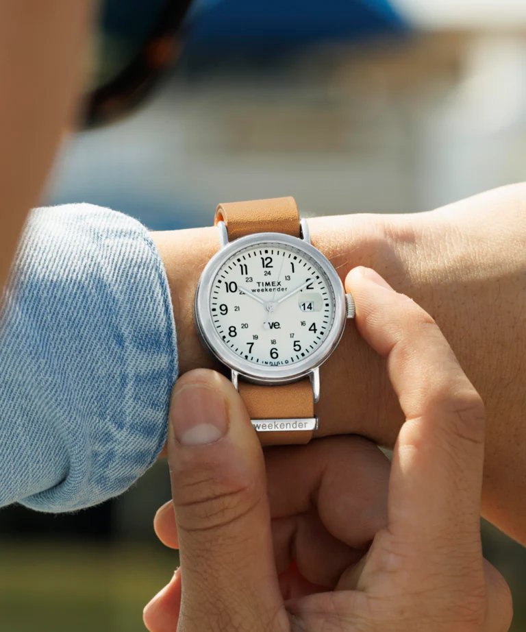 萬年鐘錶 - TIMEX 天美時   Weekender  INDIGLO® 背光 簡約皮革錶帶冷光功能休閒男錶 TW2W86500 錶徑37MM