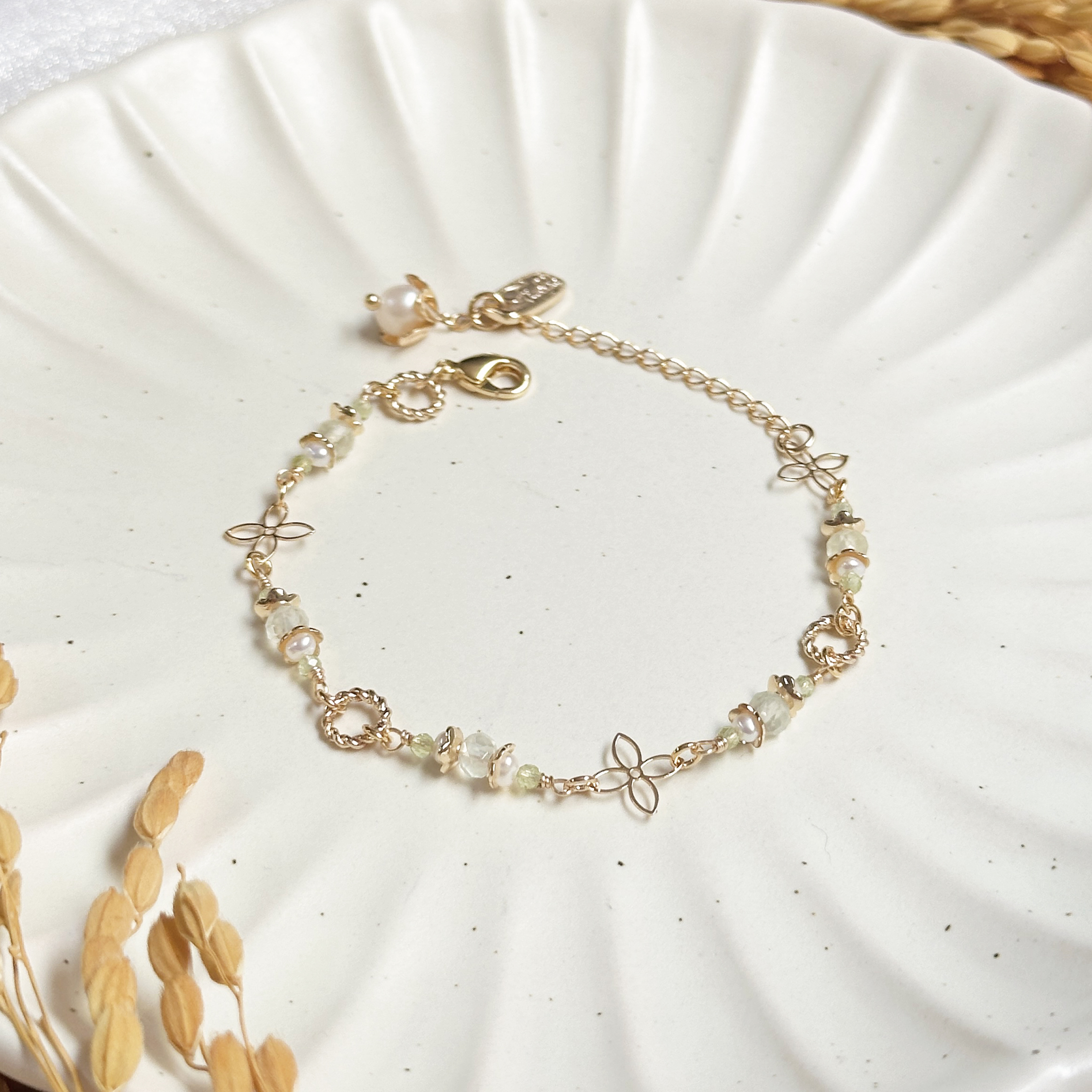 生日花 · 拾月壹 · 雪花蓮 – 葡萄石 – 手鍊