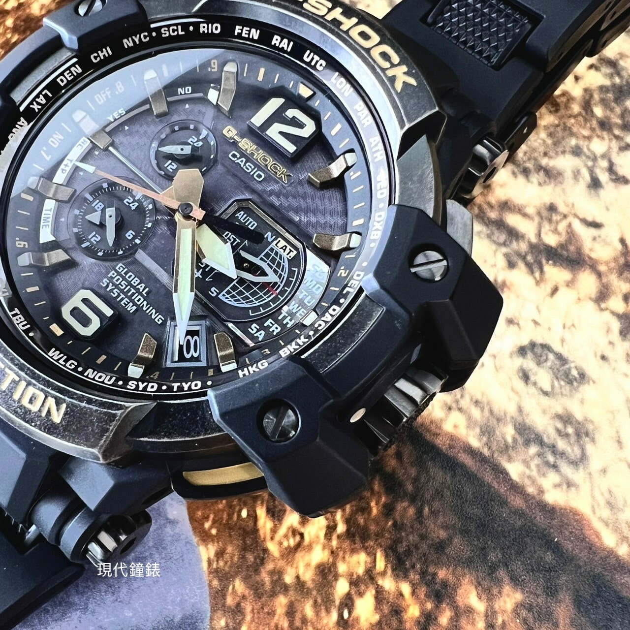 【G-SHOCK】GPS 電波錶 太陽能電力 黑X金飛行錶 GPW-1000VFC-1 56mm 現代鐘錶